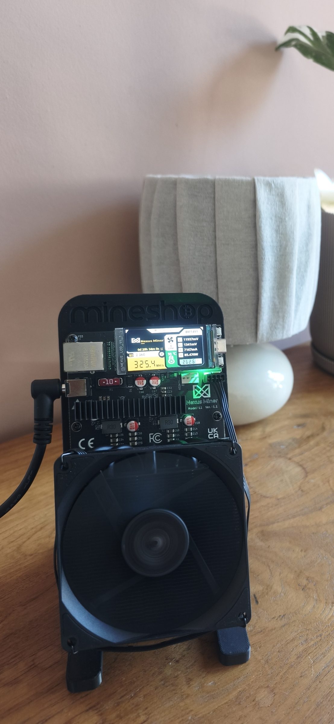 Nexus L1 de MineShop con su pantalla: 325,4 MH/s, 85,47 W, 55 °C, chip BM1491
