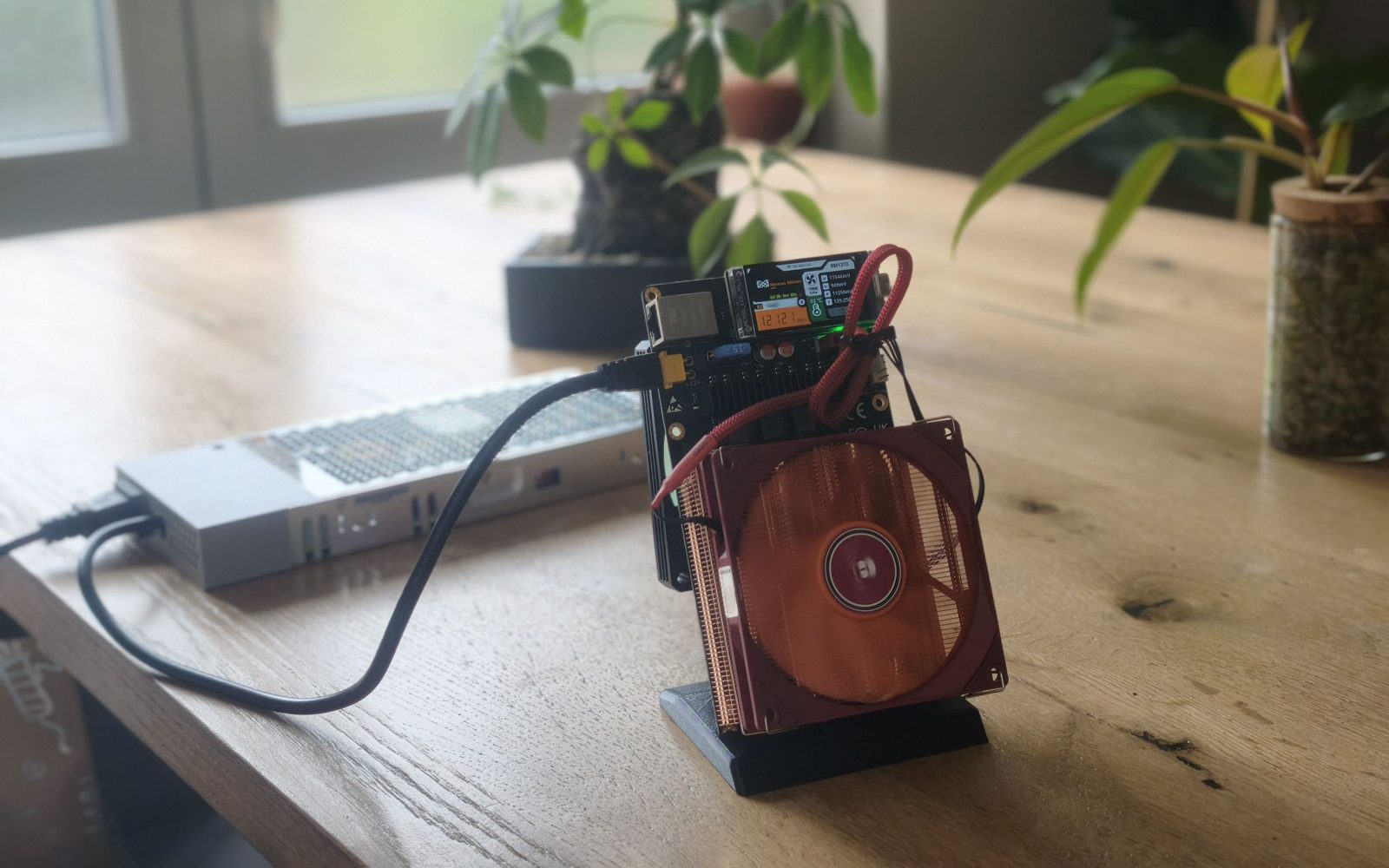 Imagen del artículo para: Minar bitcoin en casa en 2026: lo que de verdad rinde un minero de 12 TH/s